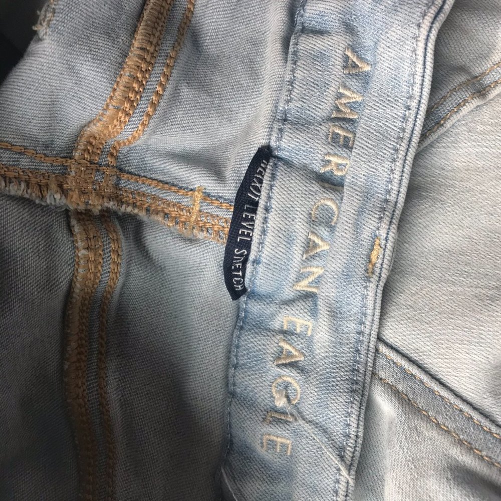 AMERICAN EAGLE Light Wash Curvy Hi Rise Shortie 0 - Picture 4 of 6